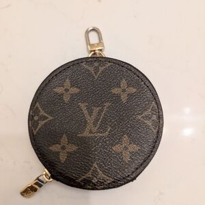Louis Vuitton Round Monogram Key Holder - Black and Gold